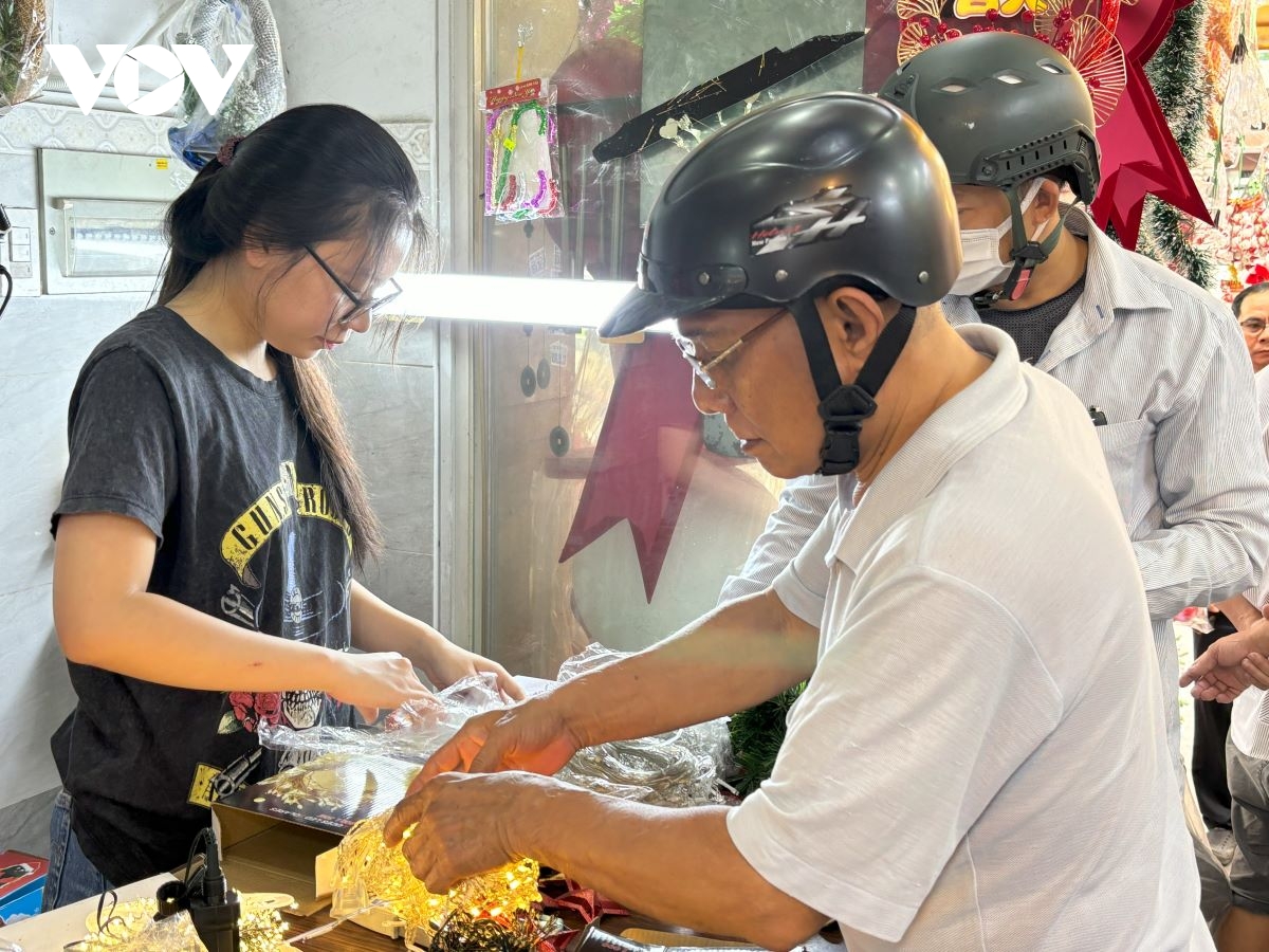 Hàng trang trí Noel muôn màu sắc nhưng sức mua giảm